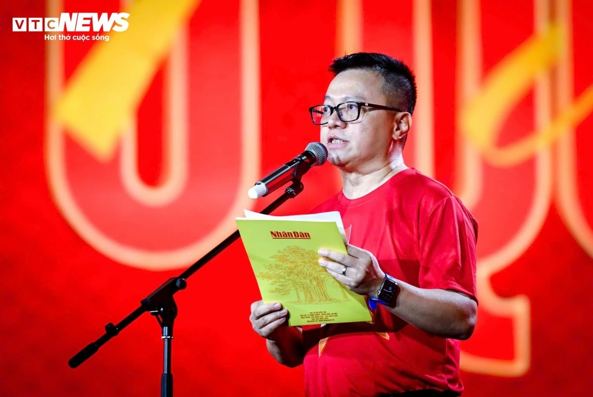 Le Quoc Minh, member of the Party Central Committee (PCC), editor-in-chief of Nhan Dan Newspaper, deputy head of the PCC’s Commission for Communication, Education and Mass Mobilisation, and chairman of the Vietnam Journalists Association, delivers a speech at the event.