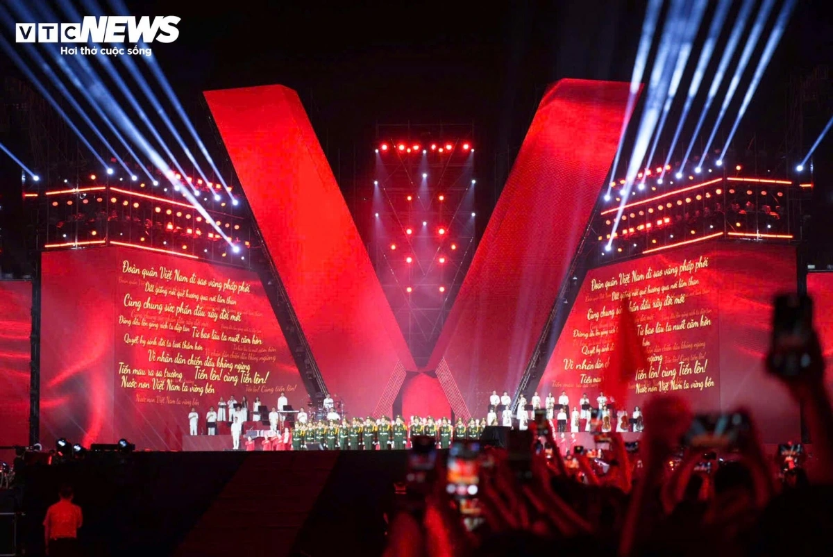 State-of-the-art sound, lighting, and massive LED screens not only supported the performances but acted as a “storyteller” guiding the emotional journey.
