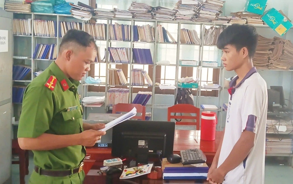 Công an tống đạt các quyết định đối với Phạm Duy Thanh.