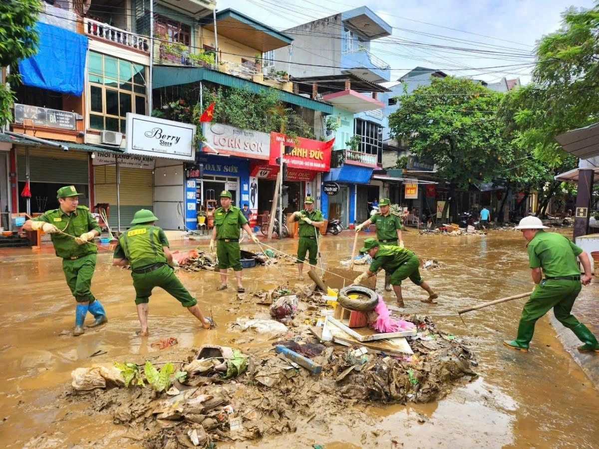 Công an Tuyên Quang khẩn trương vệ sinh môi trường sau một trận lũ, giúp người dân sớm ổn định cuộc sống.