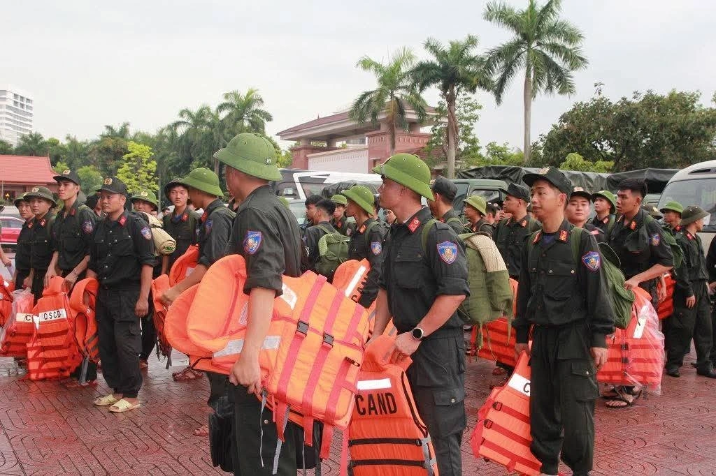 Công an Nghệ An trước giờ xuất quân hỗ trợ người dân phòng, chống bão số 5. Ảnh: CANA