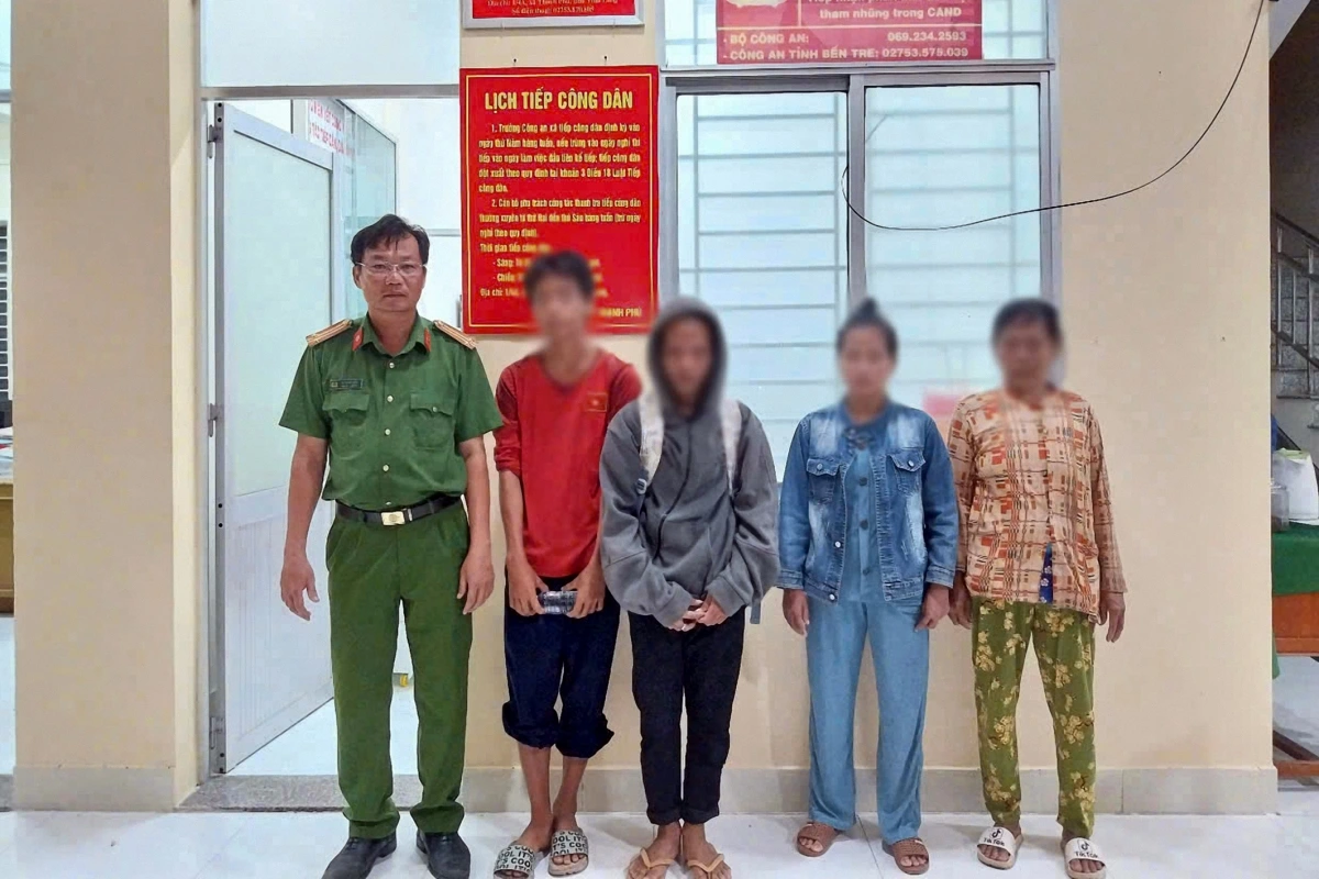 Công an xã Thạnh Phú giao 2 thiếu niên cho gia đình (Ảnh: Công an Vĩnh Long).
