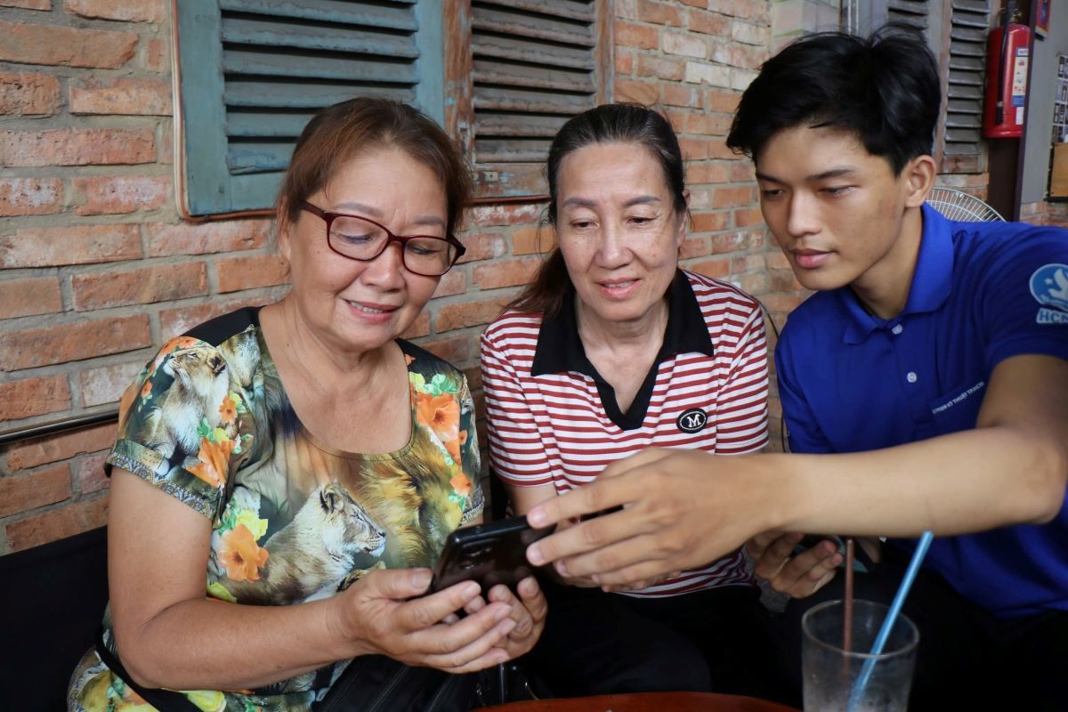 Nguyễn Tấn Dũng, sinh viên Trường Đại học Sư phạm kỹ thuật cho biết, nhiều người lớn tuổi gặp khó do hay quên mật khẩu