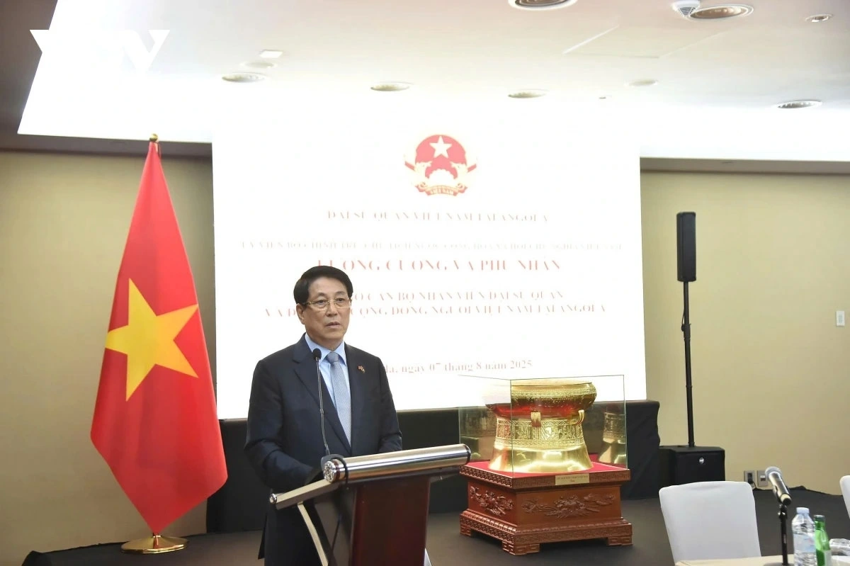 Chủ tịch nước Lương Cường nói chuyện với các cán bộ, nhân viên Đại sứ quán và đại diện cộng đồng người Việt tại Angola