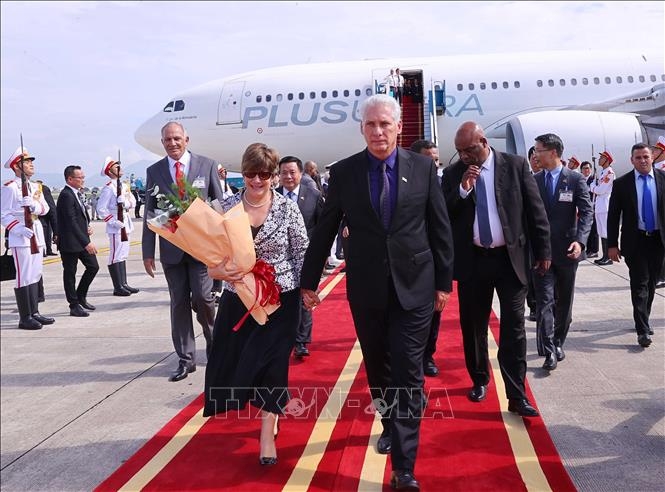 Bí thư Thứ nhất, Chủ tịch nước Cuba Miguel Díaz-Canel Bermúdez và Phu nhân đến Hà Nội, bắt đầu chuyến thăm cấp Nhà nước tới Việt Nam. Ảnh: Văn Điệp/TTXVN