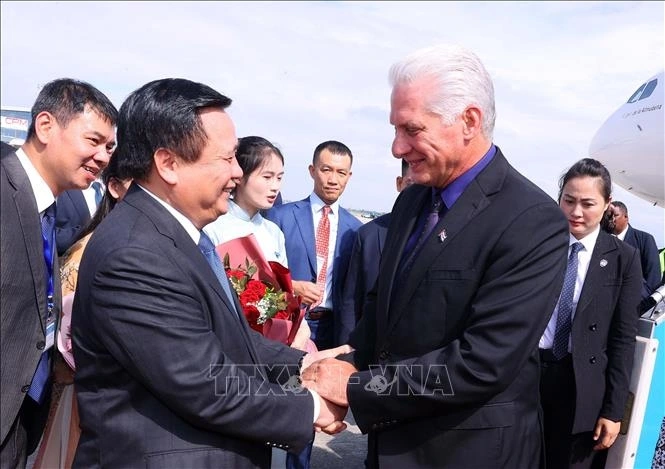 Đồng chí Nguyễn Xuân Thắng, Ủy viên Bộ Chính trị, Giám đốc Học viện Chính trị quốc gia Hồ Chí Minh, Chủ tịch Hội đồng Lý luận Trung ương đón Bí thư thứ Nhất, Chủ tịch nước Cuba Miguel Díaz-Canel Bermúdez và Phu nhân tại sân bay quốc tế Nội Bài. Ảnh: Văn Điệp/TTXVN