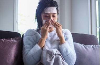 Vi rút cúm dễ lây lan khi người bệnh ho, hắt hơi, nói chuyện. Ảnh: Vecteezy