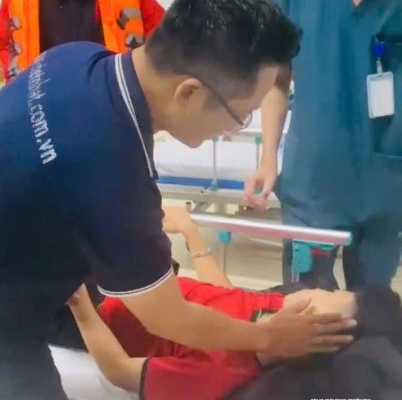 Công an xã Thần Lĩnh sử dụng xe chuyên dụng hỗ trợ gia đình đưa cháu bé đến bệnh viện cấp cứu. Ảnh: Văn Hậu