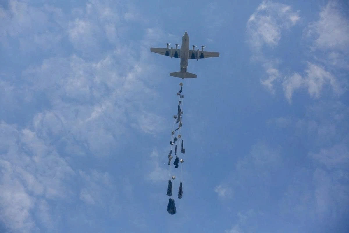 Hàng viện trợ được thả từ máy bay quân sự xuống khu vực Deir al-Balah ở Gaza, ngày 28/7/2025. Ảnh: Anadolu