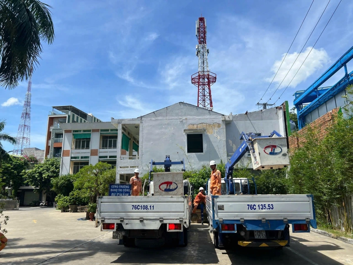 
 Công ty Điện lực Quảng Ngãi lên đường giúp Hà Tĩnh khắc phục hậu quả bão số 5