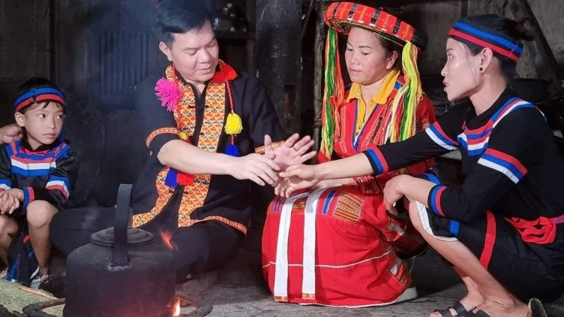 Đại tá Đỗ Tiến Thuỳ trực tiếp gần gũi, thăm hỏi người tộc Thuỷ để thuyết phục họ sáp nhập vào dân tộc Pà Thẻn. (Ảnh: Nhân vật cung cấp)