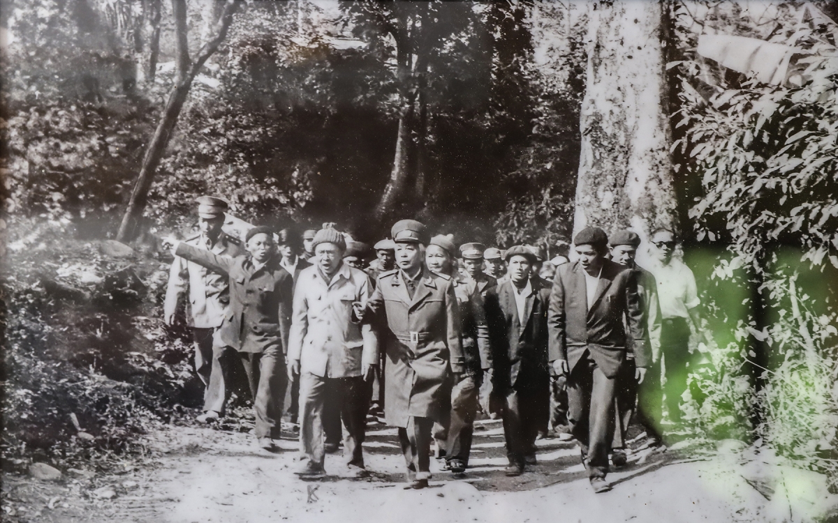 Đại tướng Võ Nguyên Giáp trở lại thăm rừng Trần Hưng Đạo năm 1989 (Ảnh tư liệu của ông Dương Mạc Thăng)