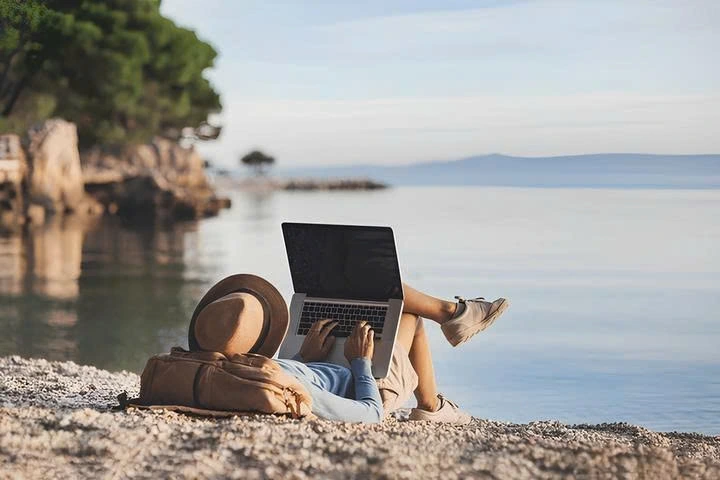 Nhiều người trẻ bị bắt làm việc cả cuối tuần và ngày nghỉ. (Ảnh minh họa: iStock)