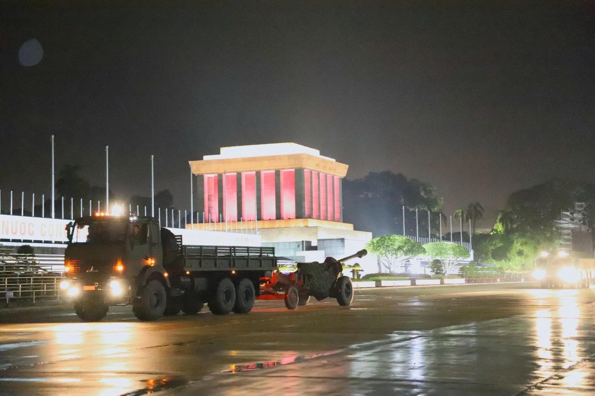 Khối xe đi qua đường Hùng Vương trước lăng Chủ tịch Hồ Chí Minh đêm qua. (Ảnh: Hương Tú)