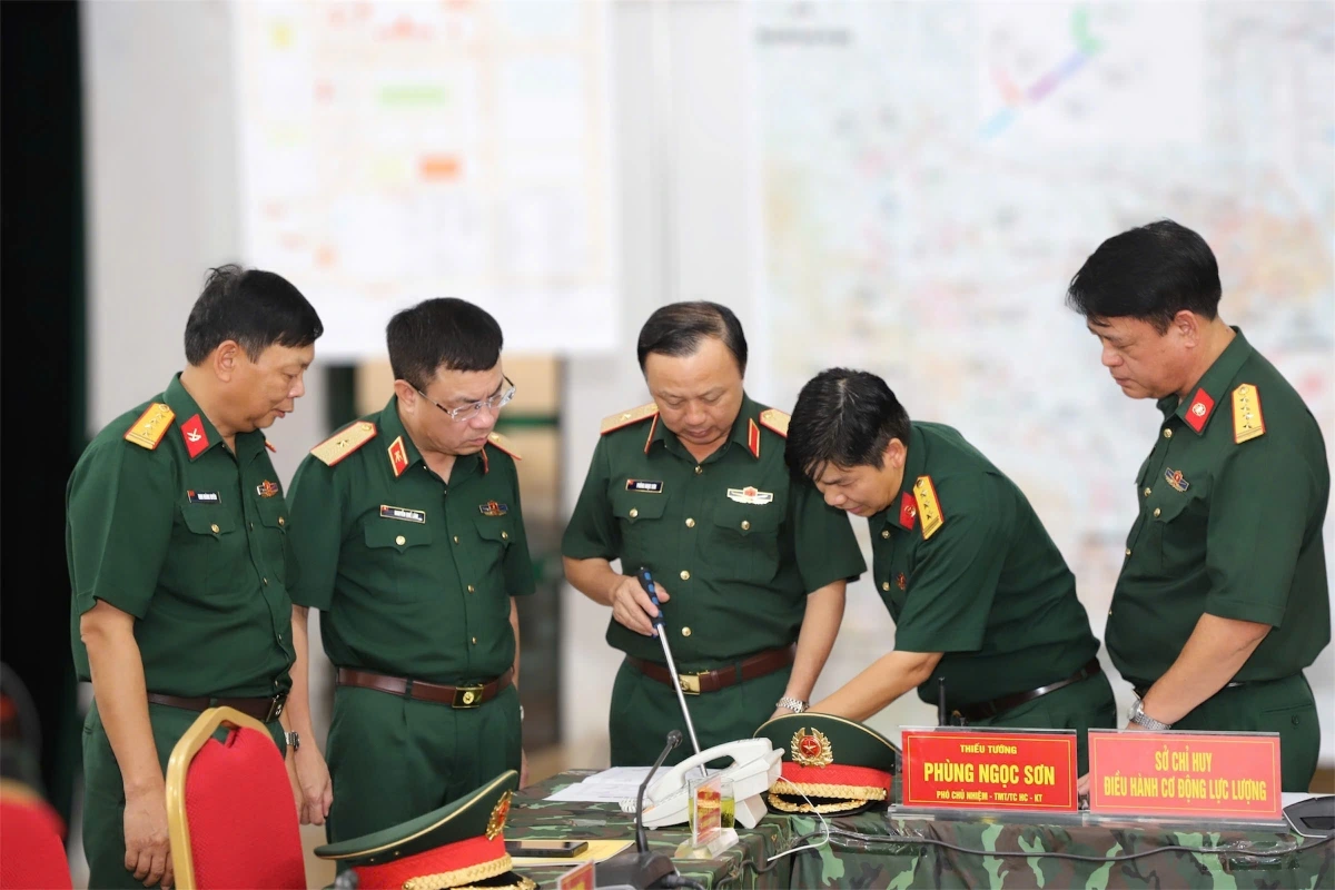 Thiếu tướng Phùng Ngọc Sơn, Phó Chủ nhiệm kiêm Tham mưu trưởng Tổng cục Hậu cần - Kỹ thuật, Phó trưởng Tiểu ban A80 Bộ Quốc phòng chỉ đạo huấn luyện. Cùng dự có Thiếu tướng Nguyễn Quế Lâm, Cục trưởng Cục Xe máy - Vận tải.(Ảnh: Hương Tú)