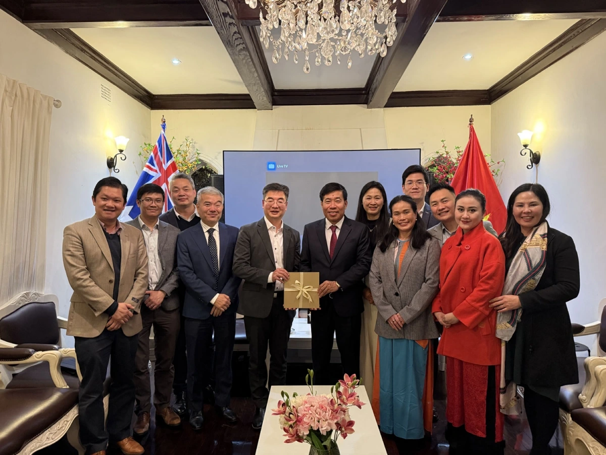 Thứ trưởng Bộ Ngoại giao Nguyễn Mạnh Cường và Tổng lãnh sự Nguyễn Thành Tùng chụp ảnh lưu niệm cùng đại diện của VASEA, VietSchool, ASIF và một số thành viên trong cộng đồng người Việt tại Sydney (Nguồn: VASEA)