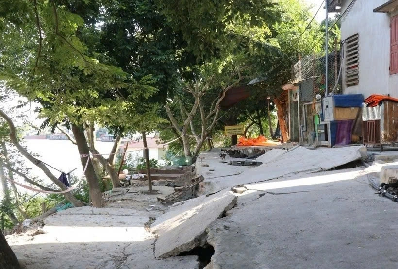 Sự cố sụt lún tại Đê hữu Cầu. (Ảnh: Thanh Thương/TTXVN)