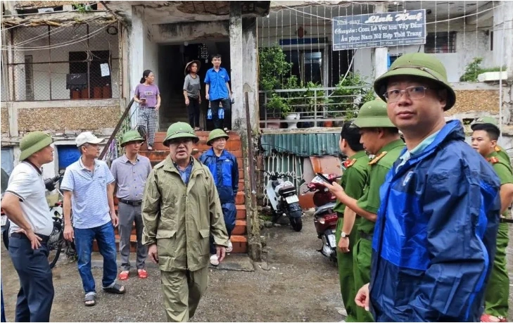 Phường Thành Vinh tổ chức di dời người dân đến nơi an toàn tránh trú bão số 5. Ảnh: KT