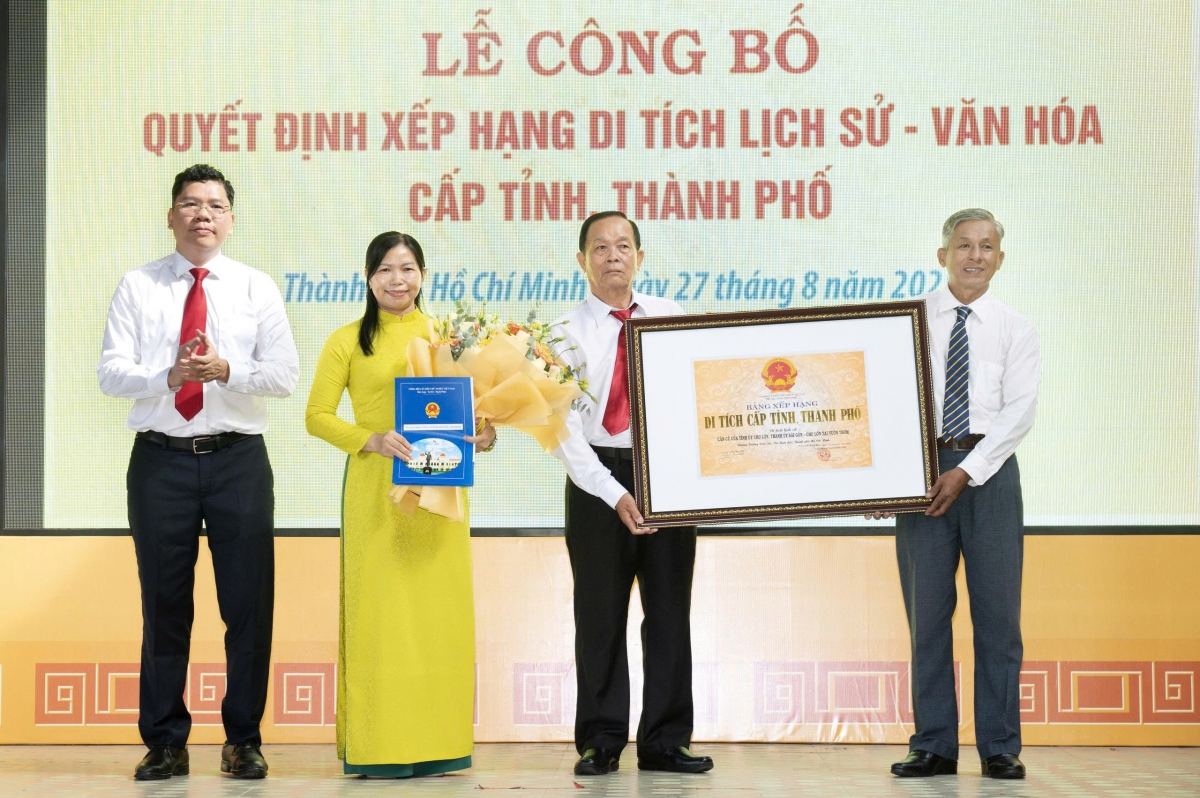 Trao chứng nhận cho Căn cứ của Tỉnh ủy Chợ Lớn, Thành ủy Sài Gòn - Chợ Lớn tại Vườn Thơm (ảnh: D.X)