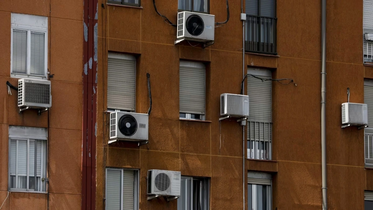 Các dàn điều hòa được lắp dọc bên ngoài một tòa chung cư ở Madrid. Ảnh: Getty