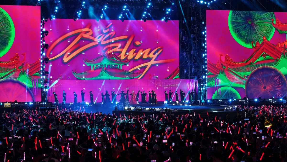Trước đó, Hòa Minzy mang đến nhiều cung bậc cảm xúc khi tham gia tiết mục Bắc Bling cùng 200 em nhỏ Lạc Xá (quê hương Bắc Ninh của cô), đồng thanh “Bắc Ninh xin chào”. Nghệ sĩ chia sẻ: “Hôm nay là ngày đặc biệt, ngày tôn vinh văn hóa dân tộc”. Cô mang tới 1.000 con tò he – món đồ chơi dân gian quen thuộc – đến đại nhạc hội, như một lời tri ân văn hóa truyền thống. Ảnh: BTC