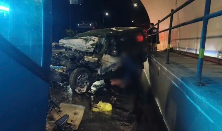 Chiếc ô tô 7 chỗ nát phần đầu sau tai nạn làm 2 người trên xe tử vong. (Ảnh: CTV)