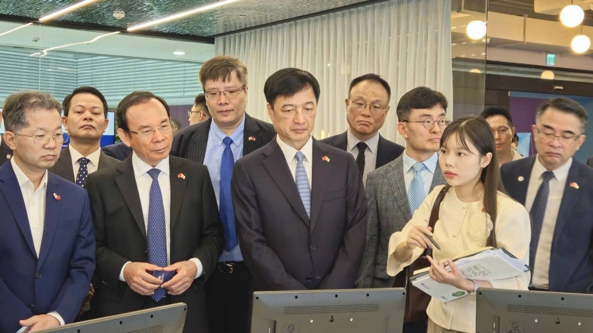 Đoàn công tác tham qua khu công nghệ cao AI và Robot tai Pangyo. Ảnh: PV