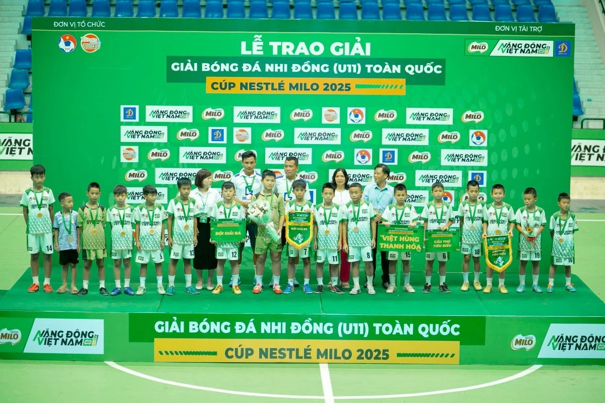 Hai đội U11 Lạng Sơn và U11 Việt Hùng (Thanh Hoá) đồng hạng Ba