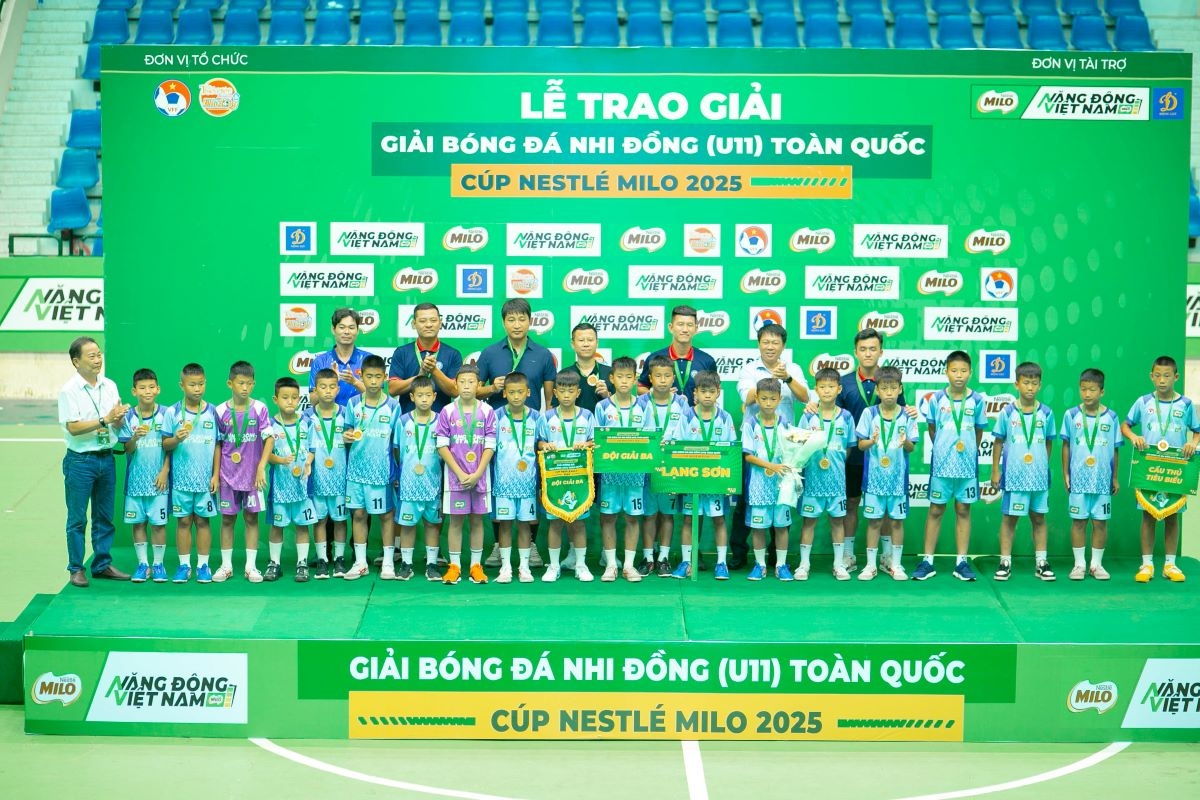 Các cầu thủ U11 Lạng Sơn mang lại những pha tranh tài mãn nhãn người xem