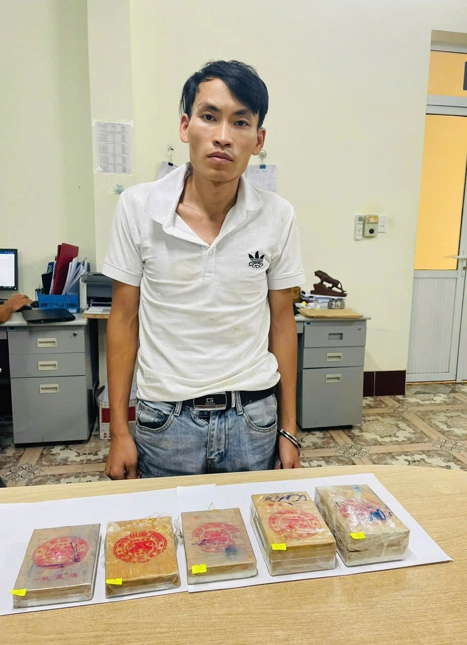 Dương Văn Cai cùng tang vật vụ án là 7 bánh ma túy heroin, tổng khối lượng hơn 2,2kg