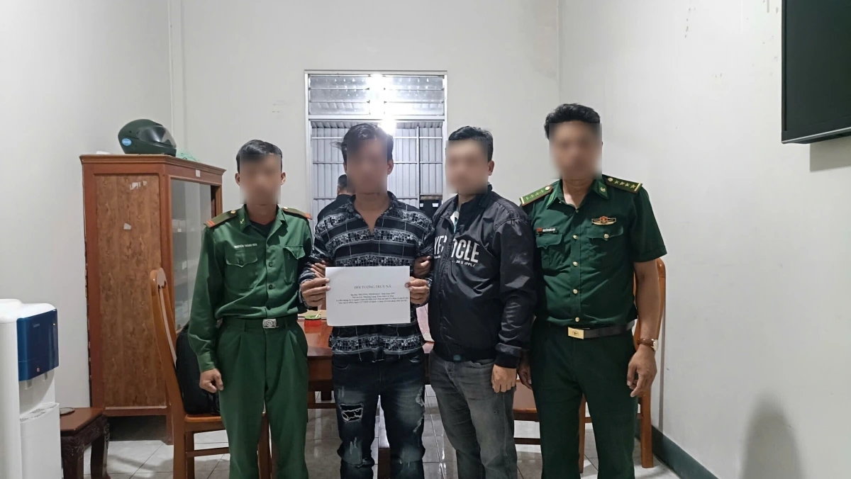 Đối tượng Trương Minh Đạt (cầm giấy) bị bắt giữ