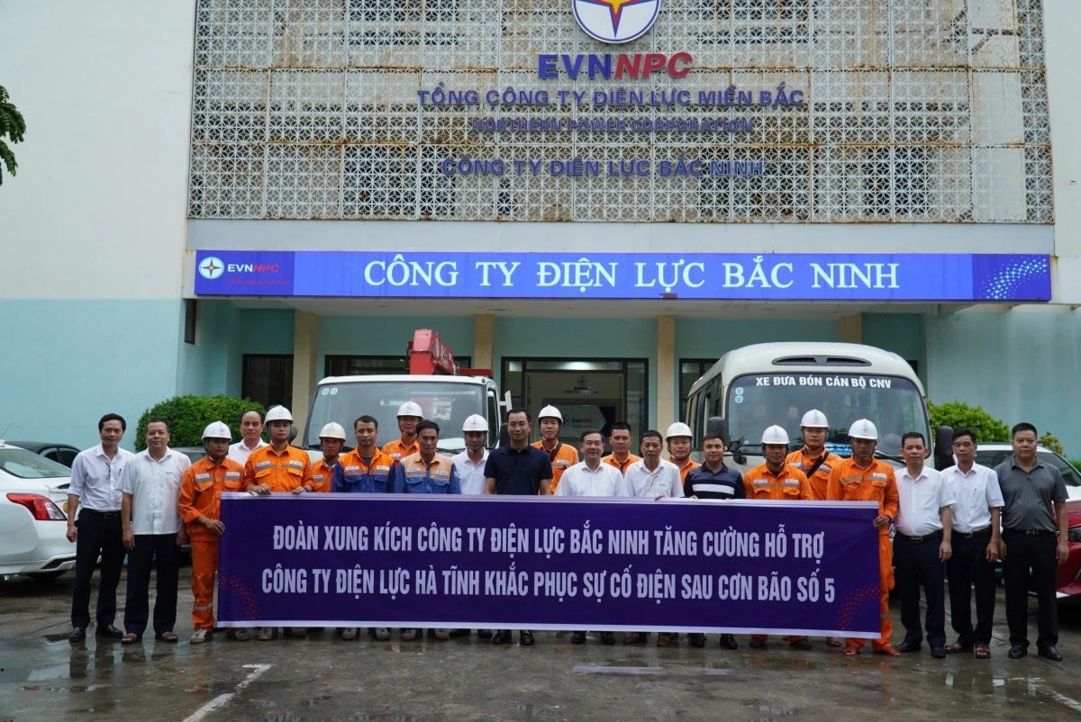 Đội xung kích Công ty Điện lực Bắc Ninh xuất phát lên đường hỗ trợ khắc phục thiệt hại sau bão số 5 Kajiki tại tỉnh Hà Tĩnh