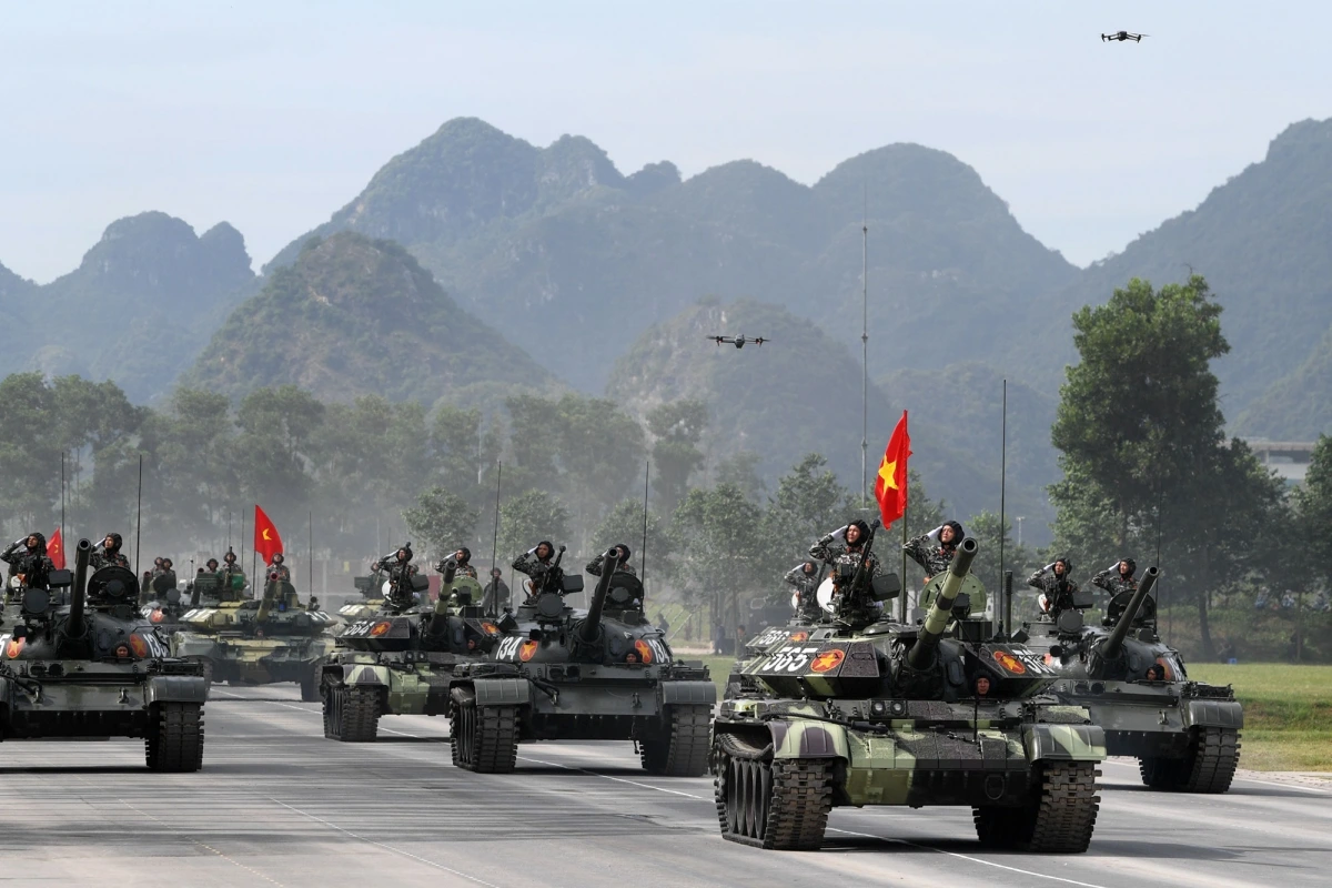 Đi đầu dàn xe, pháo quân sự là đội hình các xe tăng T54, T55, những chiếc chiến xa huyền thoại của QĐND Việt Nam