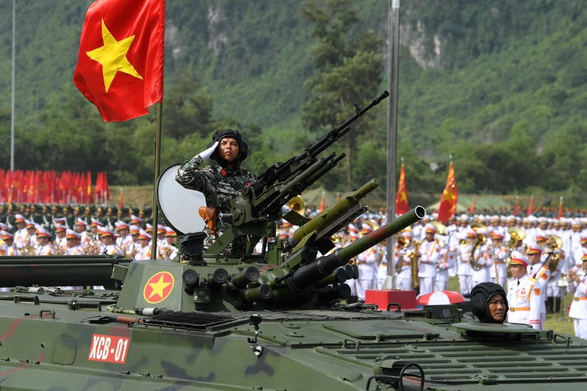 Xe thiết giáp XCB-01, trang bị pháo nòng trơn, tên lửa phòng không, có thể chở được 8 chiến sỹ
