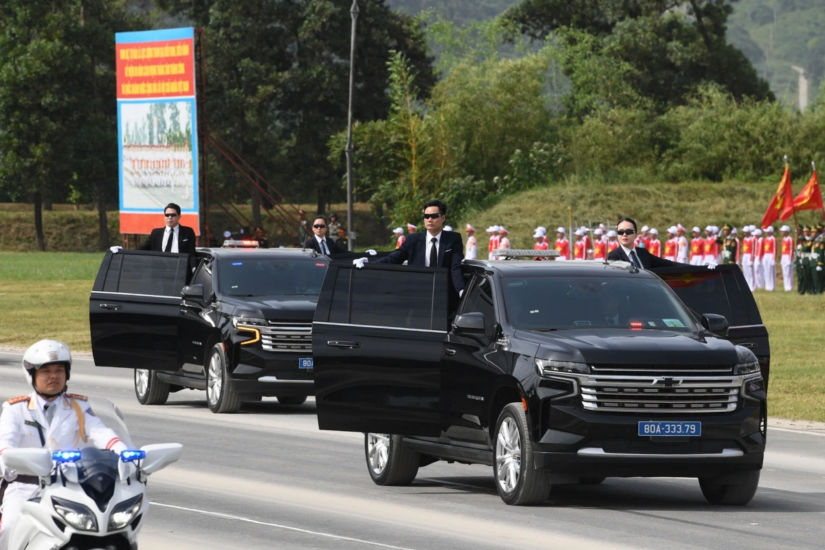 Dàn Chevrolet Suburban bọc thép, kính chống đạn.