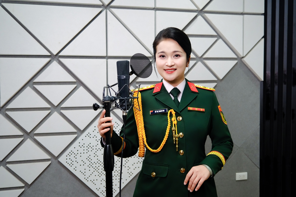 Ca sĩ, Đại úy Đỗ Tố Hoa. Ảnh: NVCC