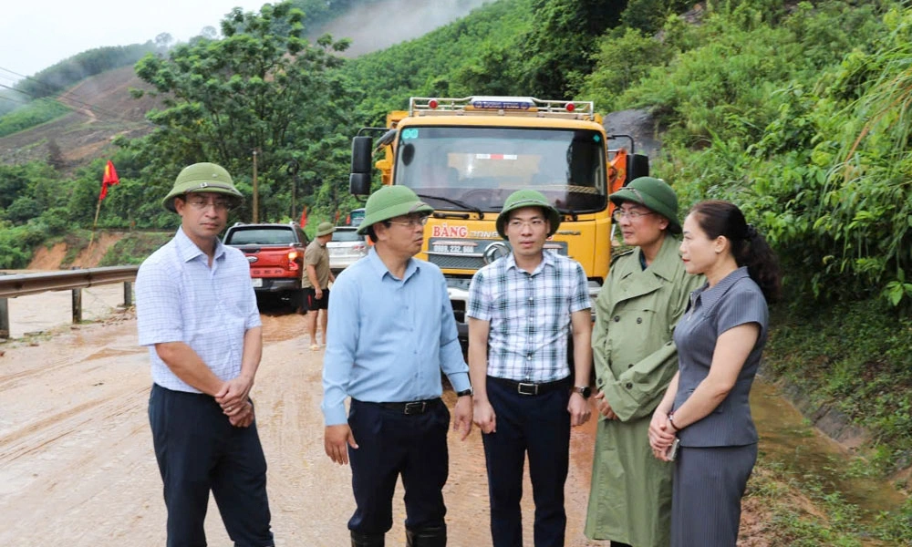 Phó Chủ tịch UBND tỉnh Bắc Ninh Phan Thế Tuấn đi kiểm tra, chỉ đạo công tác ứng phó với thiên tai tại các xã Yên Định, Tuấn Đạo. Ảnh: PV