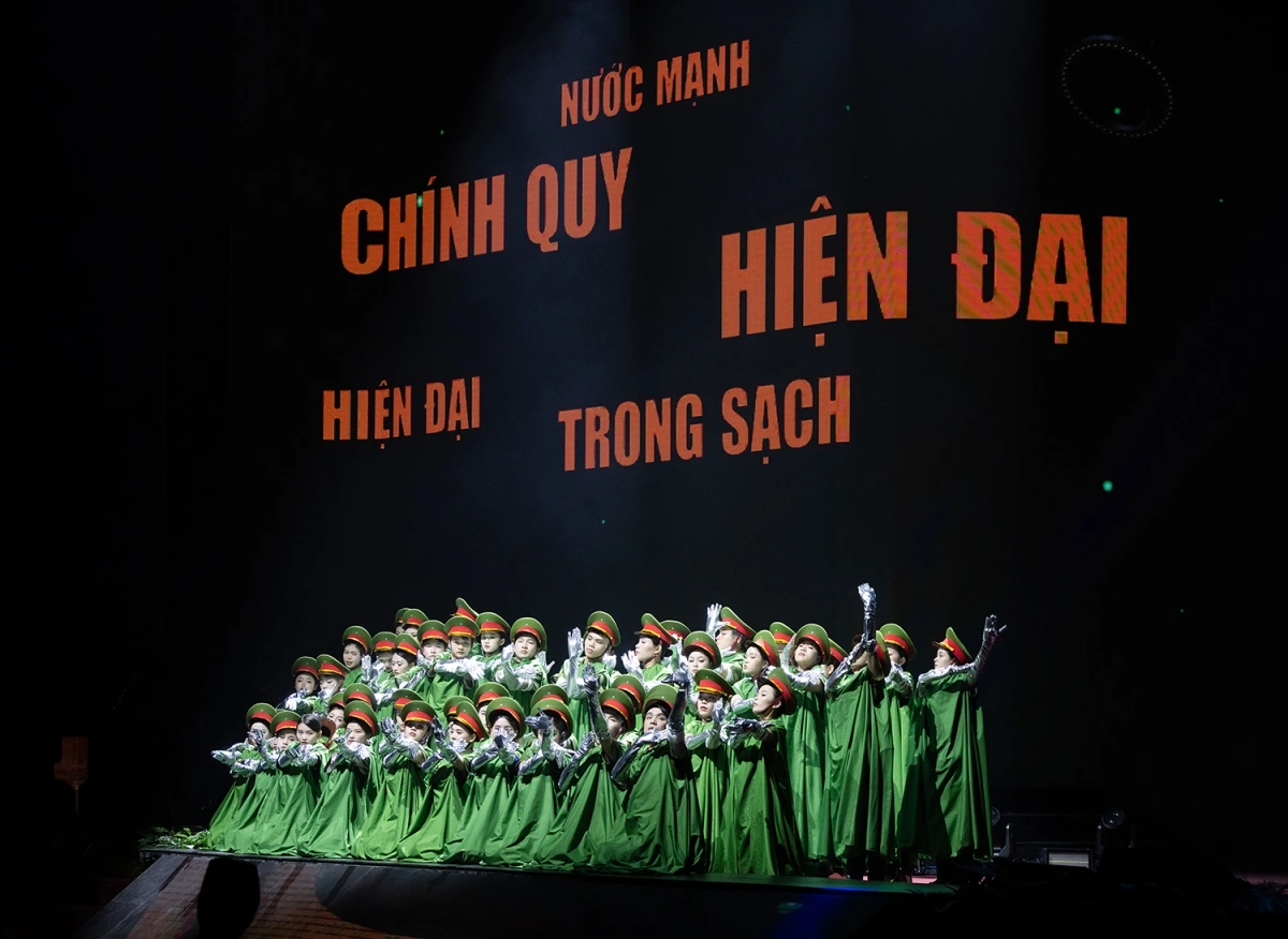 Hàng trăm nghệ sĩ, diễn viên, ca sĩ, các tập thể nghệ thuật từ Học viện An ninh nhân dân và Học viện Cảnh sát nhân dân đã góp phần làm nên một tổng thể chương trình quy mô và giàu cảm xúc. Ảnh: BTC