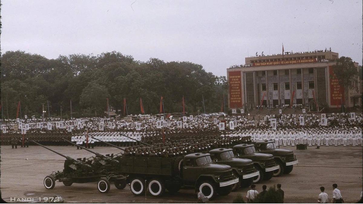 Hình ảnh lễ duyệt binh ngày 1/5/1973 trên Quảng trường Ba Đình (Hà Nội) do nhiếp ảnh gia người Đức Thomas Billhardt ghi lại (Ảnh: Dân trí)