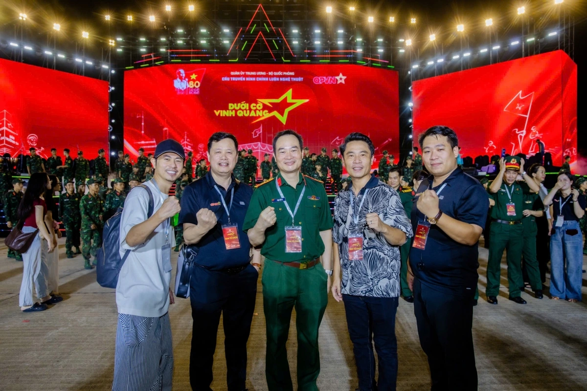 Ekip thực hiện chương trình “Dưới cờ vinh quang” ở đầu cầu Hà Nội. Ảnh: NVCC