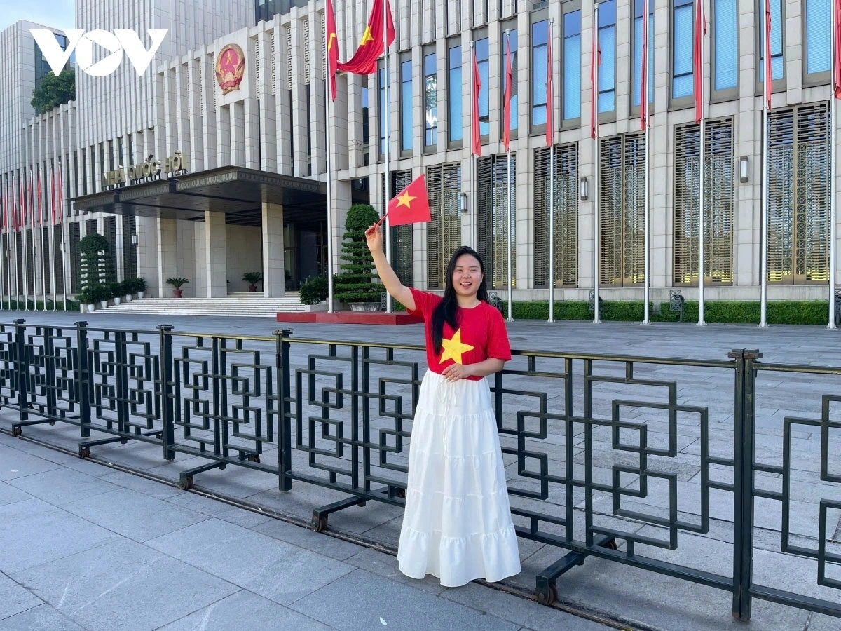 Em Nguyễn Thị Như Quỳnh, sinh viên đến từ Bình Dương cảm thấy xúc động, bồi hồi sau hơn 10 năm trở lại Hà Nội
