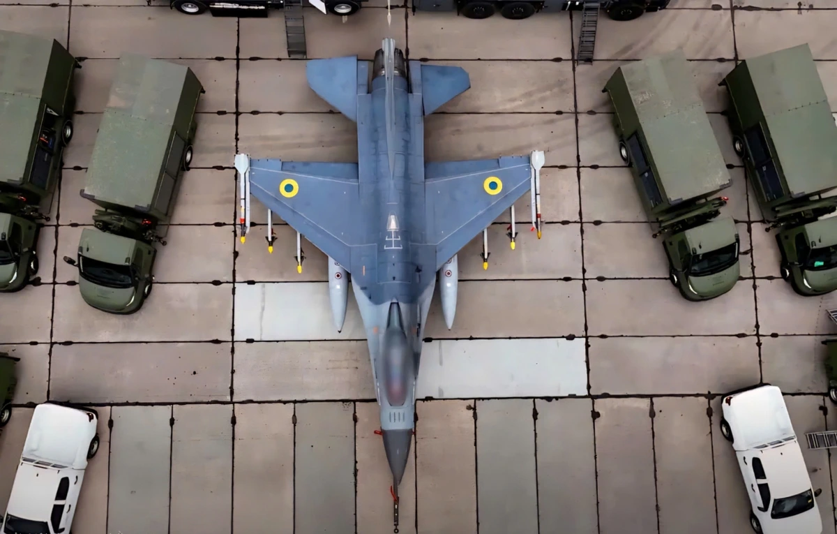 Tiêm kích F-16 cùng tổ hợp hỗ trợ cơ động tại một địa điểm không được tiết lộ ở Ukraine. Ảnh: Come Back Alive