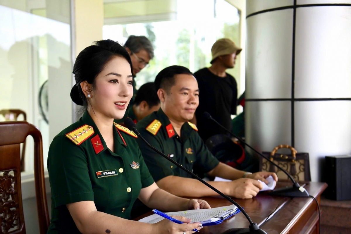 Thượng úy Ngọc Hân (trái) cùng các đồng nghiệp tập luyện cho nhiệm vụ A80.