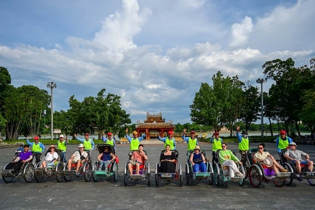 Australian KOLs tour around Hue by cyclos to explore and promote local tourism. (Photo: vietnamtourism.gov.vn)
