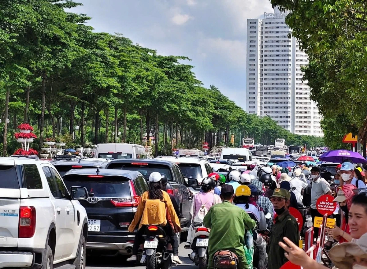 Một số hình ảnh tắc đường vào Trung tâm Hội chợ Triển lãm Quốc gia. Ảnh Trọng Nam