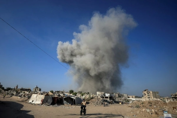Israel tiếp tục oanh tạc Thành phố Gaza. Ảnh Reuters.