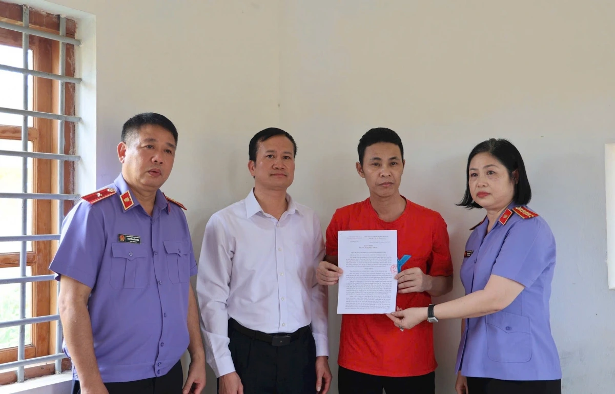 Ông Đỗ Mạnh Tăng, Chánh án TAND tỉnh Hưng Yên cùng ông Nguyễn Văn Viện, Viện trưởng VKSND tỉnh Hưng Yên và bà Trần Thị Thu Trà, Phó Viện trưởng VKSND tỉnh trao các quyết định cho bị cáo Thái Khắc Thành. (Ảnh: Hùng Anh)