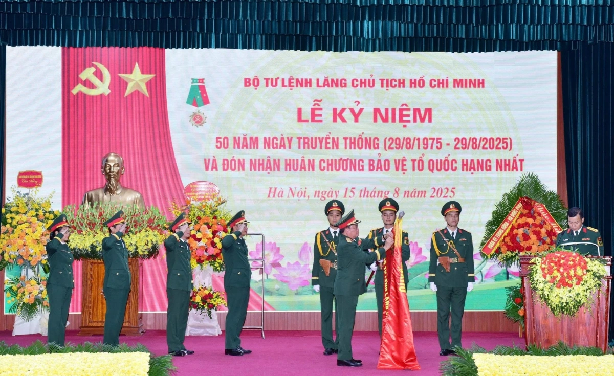 Thừa ủy quyền của Chủ tịch nước, Thượng tướng Hoàng Xuân Chiến trao Huân chương Bảo vệ Tổ quốc hạng Nhất tặng Bộ Tư lệnh Lăng Chủ tịch Hồ Chí Minh. Ảnh: PV