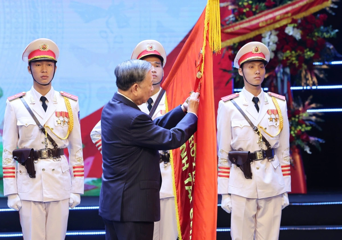 Tổng Bí thư Tô Lâm thay mặt lãnh đạo Đảng, Nhà nước trân trọng trao Huân chương Độc lập hạng Nhất cho Bộ Tài chính