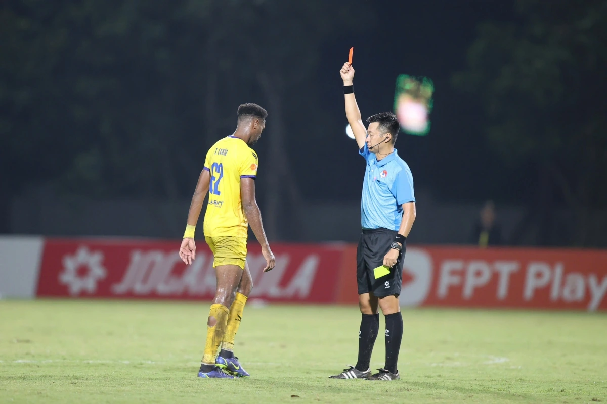 Justin Garcia nhận thẻ đỏ trận ra mắt SLNA. (Ảnh: VPF). 